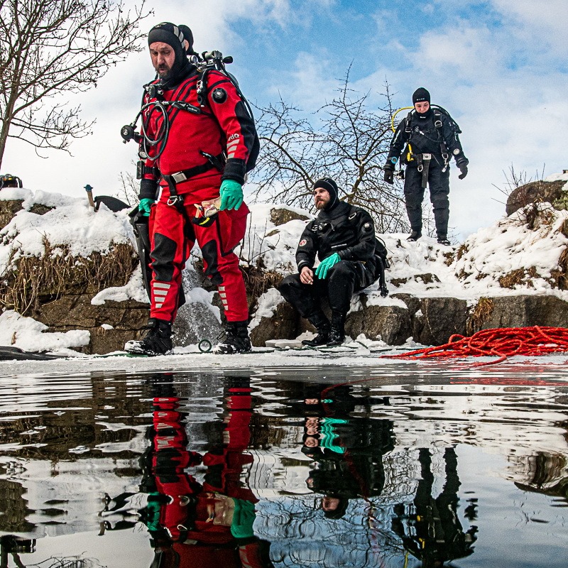 Potápění v suchém obleku - dry suit diver