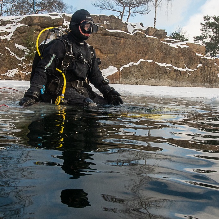 Potápění v suchém obleku - dry suit diver