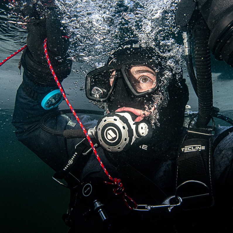 Potápění v suchém obleku - dry suit diver