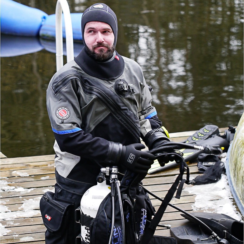 Potápění v suchém obleku - dry suit diver