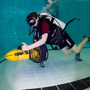 Výcvik potápění v bazénu - podvodní skútr
