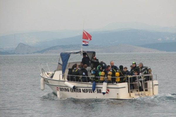 silo diving boat